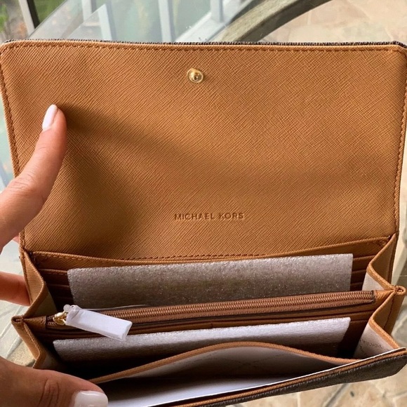 Michael kors Hayes duffle bag with matching wallet - Picture 8 of 8